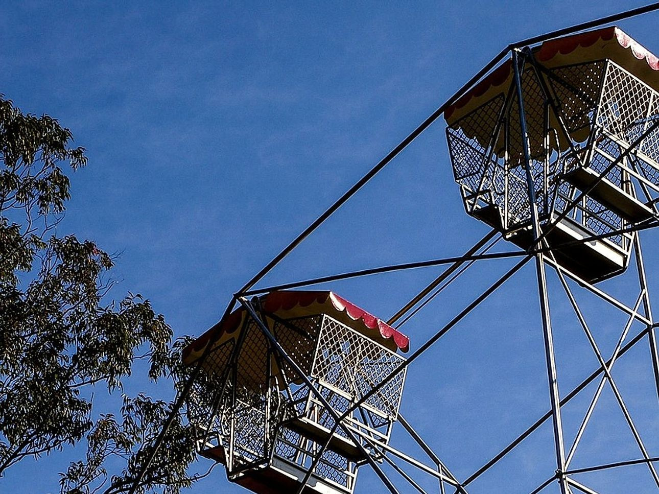Espelhos curvos refletem sua alegria